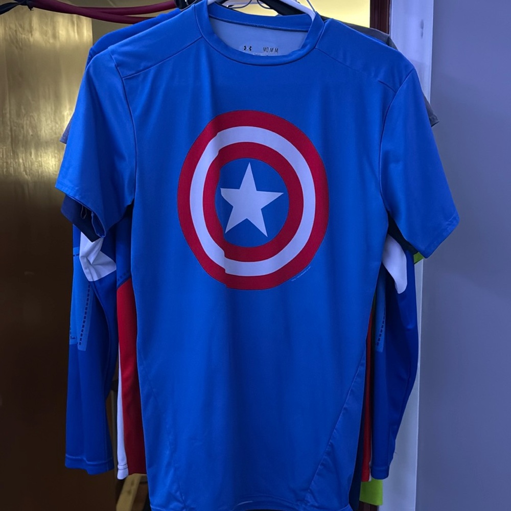 UNDERARMOUR CAPTAIN AMERICA COMPRESSION SHIRT - SIZE MEDIUM